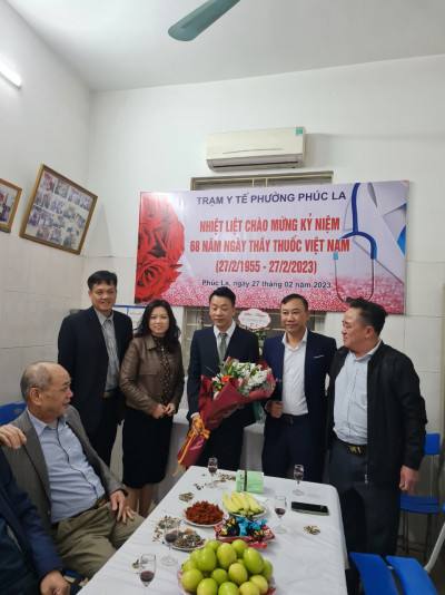 Nhân ngày Thầy thuốc Việt Nam, sáng ngày 27/02/2023 BGH game tiến lên miên nam
 đã  đến chúc mừng  và tặng hoa  cán bộ, y bác sĩ đang công tác tại Trạm Y tế phường Phúc La.